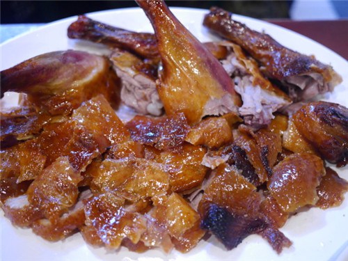 一鴨三吃的新華烤鴨，鴨皮油亮酥脆，每周至少賣出1000只。(美國《世界日報》/黃惠玲 攝)