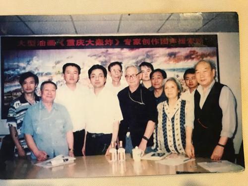 2004年童增與“重慶大轟炸”受害者和志愿者在一起。受訪者供圖