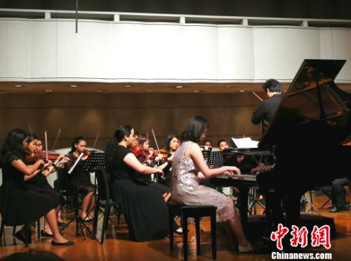 當(dāng)天兩個(gè)小時(shí)的演出里，吳氏姐妹輪流登場(chǎng)，獨(dú)奏兩輪后，又分別與馬尼拉交響樂團(tuán)合作。這是妹妹吳珮玲在演奏?！￡P(guān)向東 攝