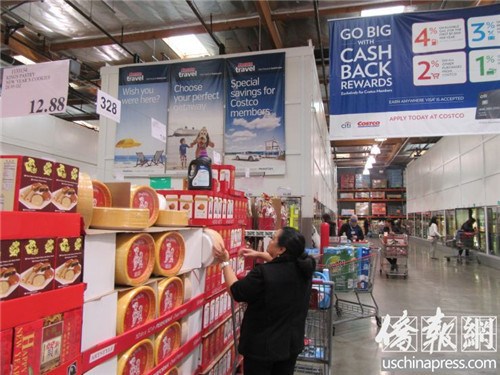 好市多印有2018狗年圖案的紙盤受到不同族裔顧客的喜愛。