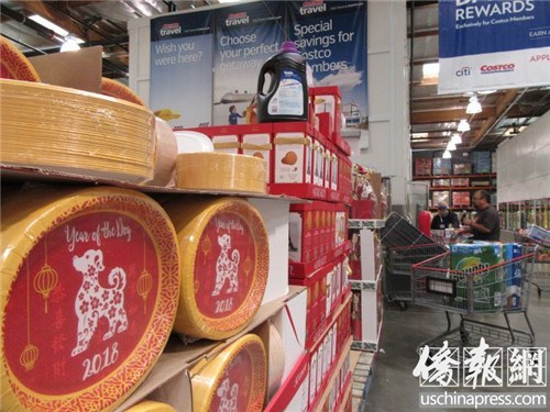好市多印有2018狗年圖案的紙盤受到不同族裔顧客的喜愛。