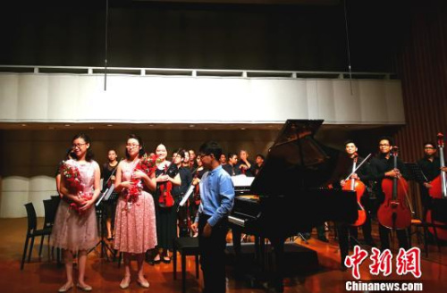 現(xiàn)場(chǎng)多位音樂人表示，姐妹倆十幾歲即與交響樂團(tuán)合作開音樂會(huì)，臺(tái)風(fēng)穩(wěn)健，頗具天分，全菲少見。這是演出結(jié)束，觀眾獻(xiàn)花祝賀?！￡P(guān)向東 攝