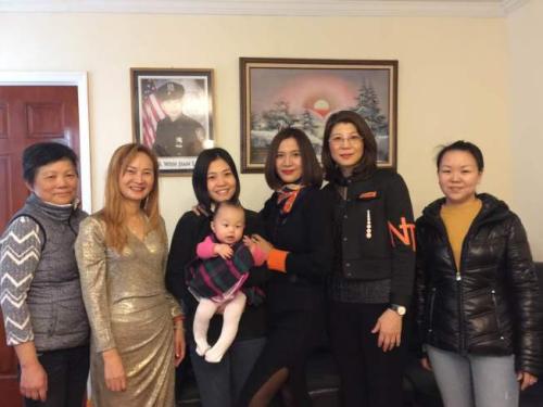 美亞裔婦女聯(lián)合會人員探望劉文健父母、遺孀陳佩霞(左三)與女兒。(美國《世界日報》/黃伊奕 攝)