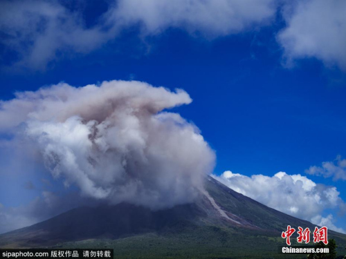 資料圖：當(dāng)?shù)貢r(shí)間2018年1月22日，菲律賓馬榮火山噴發(fā)，附近居民紛紛撤離。據(jù)悉，13日下午，馬榮火山曾一度活躍起來，火山警報(bào)也從1級升為3級。在保持了一周后，馬榮火山22日中午再度噴發(fā)出來大量濃煙，火山級別升為4級，最高級別是5級。