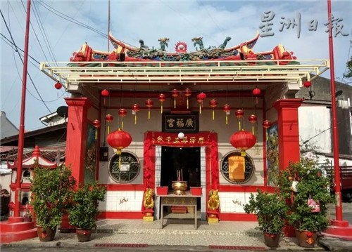 老街神廟響應(yīng)年景布置號召，以紅燈籠及紅彩布置外觀，紅彤彤充滿喜氣。