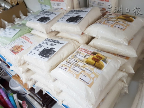為迎合現(xiàn)代人講求簡單、方便、節(jié)省的需求，不少烘培店推出年餅預拌粉。（馬來西亞《星洲日報》）