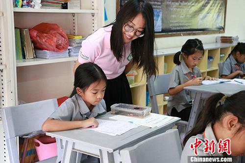 資料圖：隨著“一帶一路”建設(shè)的推進(jìn)，泰國(guó)“漢語(yǔ)熱”持續(xù)升溫。圖為孔敬大學(xué)附小考場(chǎng)內(nèi)監(jiān)考老師在細(xì)心指導(dǎo)小學(xué)生。 <a target='_blank' >中新社</a>記者 李萍萍 攝