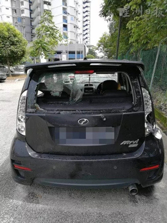 黃耀明的轎車后鏡及車門鏡都被敲破，大鏡也被擊裂。（馬來西亞《星洲日報》）