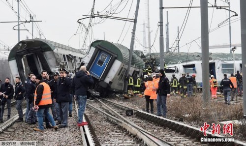 當(dāng)?shù)貢r間1月25日，意大利米蘭郊區(qū)一列火車在早高峰時段發(fā)生脫軌事故，已造成至少2人死亡，10人重傷，約100人輕傷。