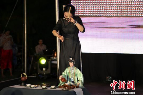 “絲路茶道”藝術(shù)團(tuán)演員表演客家木偶(提線木偶)倒茶?！∷畏綘N 攝