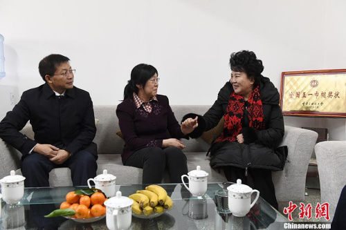 1月25日，國(guó)務(wù)院僑務(wù)辦公室主任裘援平(右)、蘭州市市長(zhǎng)張偉文(左一)在蘭州看望、慰問(wèn)美國(guó)歸僑張紅(左二)。張紅是2002年中科院“百人計(jì)劃”引進(jìn)的人才，她扎根西北蘭州研究重離子治癌項(xiàng)目已有15年了。 <a target='_blank' >中新社</a>記者 楊艷敏 攝