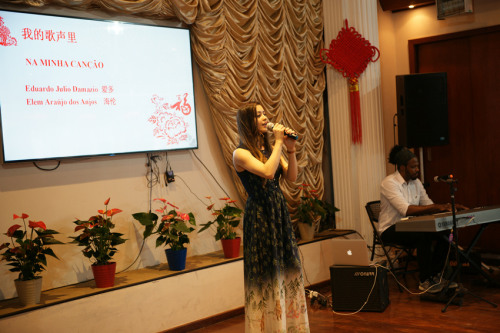 巴西友人演唱中文歌曲。