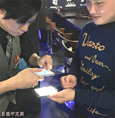 店員用設(shè)備讀取顯示的條碼，即可完成結(jié)算。（日經(jīng)中文網(wǎng)）
