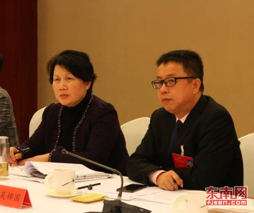 省政協(xié)委員、致公黨福建省委會(huì)專職副主委吳棉國(guó)(右一)建議要?jiǎng)?chuàng)新海外高層次人才引進(jìn)模式。