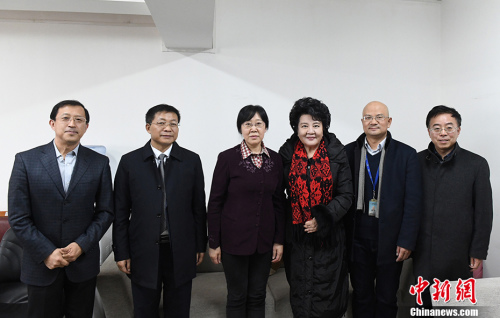 1月25日，國務(wù)院僑務(wù)辦公室主任裘援平(右三)一行在蘭州慰問美國歸僑張紅(左三)。張紅是2002年中科院“百人計劃”引進(jìn)的人才，她扎根西北蘭州研究重離子治癌項目已有15年了。 <a target='_blank' >中新社</a>記者 楊艷敏 攝