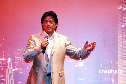 7月13日，香港港區(qū)全國政協委員在四季酒店舉行聯歡晚會慶祝香港回歸十周年，著名男高音歌唱家莫華倫精彩演唱博得掌聲陣陣。
