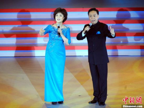 圖為著名京劇藝術家李勝素、于魁智右演出交響京劇《蝶戀》、現代京劇《中國京劇》。<a target='_blank' >中新社</a>發(fā) 譚達明 攝
