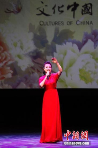 呂薇傾情演繹海外僑胞創(chuàng)作的歌曲《祖國，祝福你》。 <a target='_blank' >中新社</a>記者 余瑞冬 攝