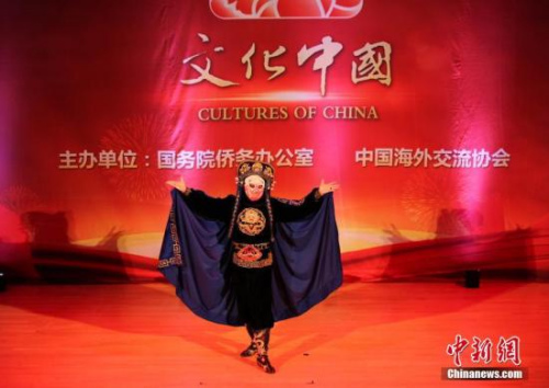 圖為中國國家一級演員吳松濤表演川劇變臉。 <a target='_blank' >中新社</a>記者 馬德林 攝