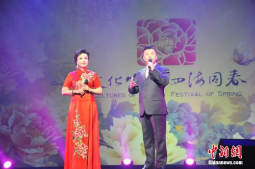 圖為京劇名家夫妻檔王蓉蓉與杜鵬表演傳統(tǒng)京劇《紅鬃烈馬》中的一出折子戲《五家坡》。 <a target='_blank' >中新社</a>記者 陶煌蟒 攝