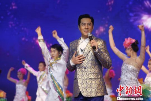 圖為歌手蔡國慶演出?！敲?攝