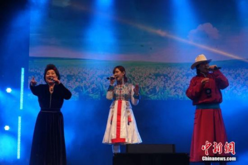 圖為“吉祥三寶”組合獻上歌曲《春天來了》。<a target='_blank' >中新社</a>記者 付強 攝