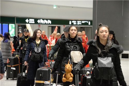 抵達機場。