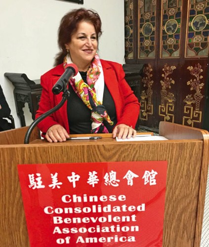 阿里奧圖贊揚已故市長李孟賢的貢獻。(美國《世界日報》/黃少華 攝)