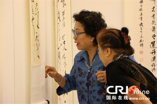 泰國民眾欣賞中國書法作品。 攝影：李曉萍