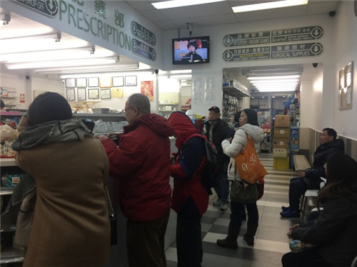 藥房也表示，因?yàn)楦腥玖鞲?，近幾周而?lái)取藥的人數(shù)有明顯增加。(美國(guó)《世界日?qǐng)?bào)》/曹健攝)
