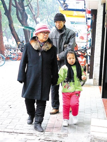 街頭老人和小孩從頭到腳將自己包裹得嚴(yán)嚴(yán)實實。