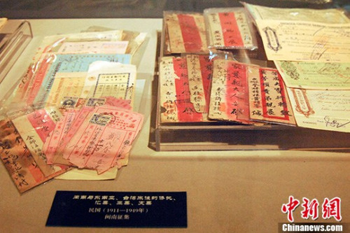 資料圖：圖為閩南與東南亞、臺灣來往的僑批、匯票、正票等展示。<a target='_blank' >中新社</a>發(fā) 陳龍山 攝