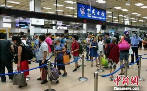 排隊(duì)通過邊檢的游客。圖片來(lái)源：<a target='_blank'  >中新網(wǎng)</a>