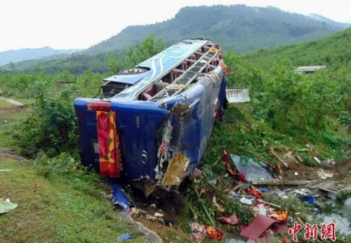 游客大巴翻車事故。圖片來(lái)源：<a target='_blank'  >中新網(wǎng)</a>