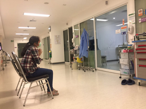 徐欣母親在ICU病房前為女兒祈禱。澎湃新聞?dòng)浾?于亞妮 圖