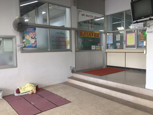 黃海紅所在的Vachira醫(yī)院ICU病房外，露天，有人打地鋪。澎湃新聞?dòng)浾?于亞妮 圖