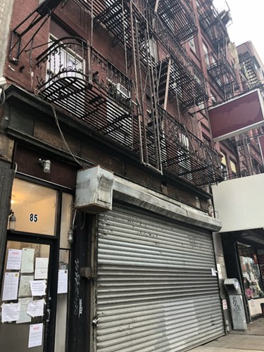 包厘街85號住戶被迫搬遷后，房屋無法按原定計劃在兩周內(nèi)修好。(美國《世界日報》記者/陳小寧 攝)