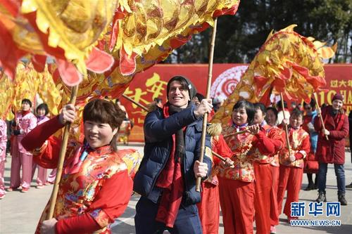 外國友人在中國鄉(xiāng)村體驗民俗