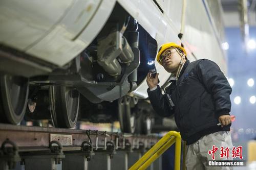 動車組機(jī)械師們節(jié)日的堅守