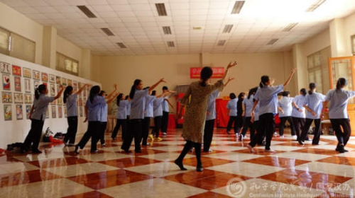 老師教授中國民族舞。