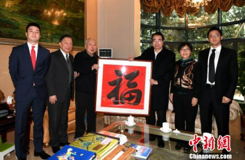 正值新春來臨之際，許又聲向林文鏡贈(zèng)送了由其題寫的“?！弊直磉_(dá)祝福?！⊥鯑|明 攝