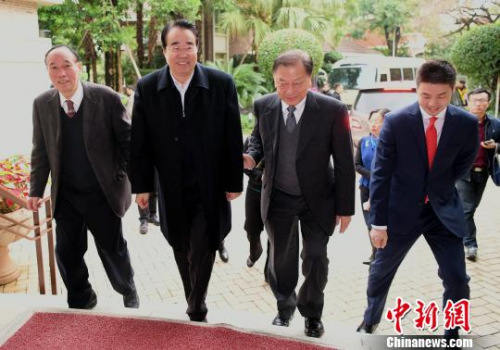 1日上午，中國(guó)國(guó)務(wù)院僑務(wù)辦公室黨組書記、副主任許又聲在福州看望印尼僑領(lǐng)、融僑集團(tuán)創(chuàng)始人林文鏡?！⊥鯑|明 攝