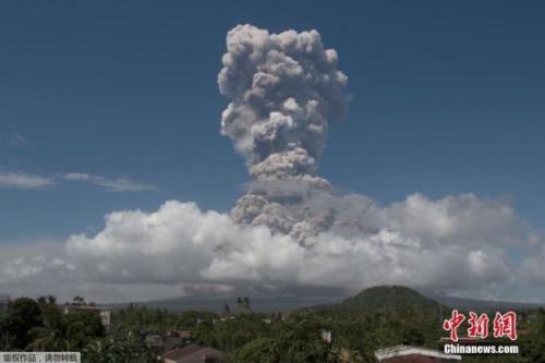 位于菲律賓阿爾拜省卡馬利格的馬榮火山持續(xù)噴發(fā)。