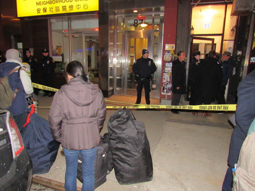 日前華埠包厘街一棟公寓被查封，警方拉起封鎖線，住戶在寒風(fēng)中撤離。(美國(guó)《世界日?qǐng)?bào)》記者/顏嘉瑩 攝)