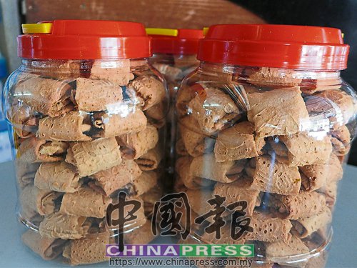 雖然今年的肉松價(jià)格又漲，但家庭式制做的肉松“糕甲必”，都抱著薄利多銷(xiāo)的宗旨，沒(méi)起價(jià)，每罐售35令吉左右。右圖為老一輩喜歡選購(gòu)的木薯餅。