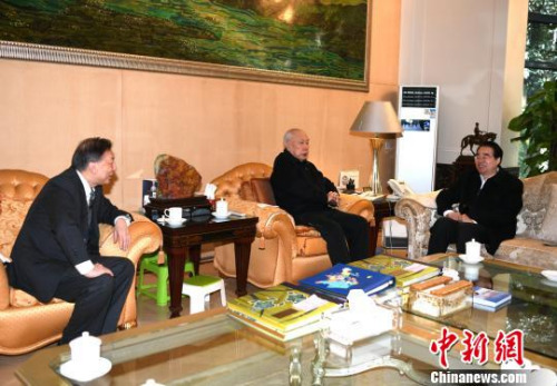 1日上午，中國(guó)國(guó)務(wù)院僑務(wù)辦公室黨組書記、副主任許又聲在福州看望印尼僑領(lǐng)、融僑集團(tuán)創(chuàng)始人林文鏡?！⊥鯑|明　攝