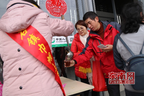 志愿者免費供應熱姜茶 施建清/攝