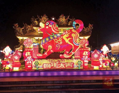 富麗堂皇的廟宇前放置今年的主角“旺旺”，年味十足。(馬來西亞光華網(wǎng))