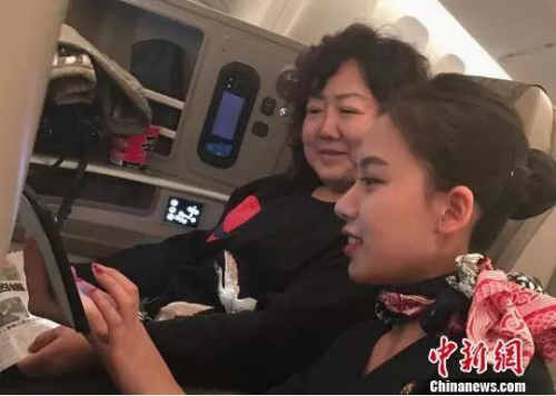 空乘人員指導乘客連接機上Wifi。圖片來源 <a target='_blank'  >中新網</a>