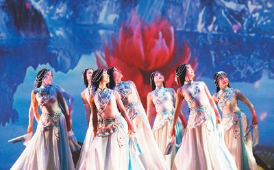 2017年7月9日，多倫多華星藝術(shù)團(tuán)主辦的“文化中國·華星閃耀”歌舞晚會在大多倫多地區(qū)列治文山市舉行。圖為古典舞《女兒情》。 　　<a target='_blank' >中新社</a>記者 余瑞冬攝